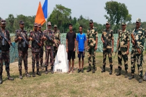 আ ট ক ২ বাংলাদেশিকে ফেরত দিল বি এস এফ
