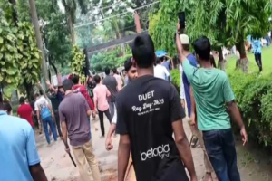 ডুয়েটে নতুন উপাচার্যকে ঘিরে শিক্ষার্থীদের বি ক্ষো ভ, দুই পক্ষের ধাওয়া-পাল্টা ধাওয়া ডুয়েটে নতুন উপাচার্যকে ঘিরে শিক্ষার্থীদের বি ক্ষো ভ, দুই পক্ষের ধাওয়া-পাল্টা ধাওয়া