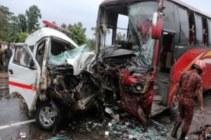 বাস-অ্যাম্বুলেন্স সং ঘ র্ষে একই পরিবারের ৫ জনের মৃ ত্যু