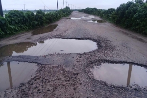 আজমিরীগঞ্জ-বানিয়াচং সড়কের বেহাল দশা 