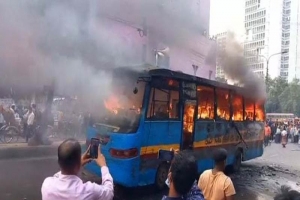 গুলিস্তান জিরো পয়েন্টে বাসে আগুন