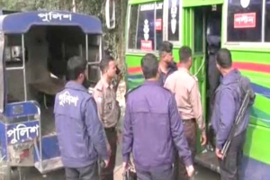 চলন্ত বাসে ধ র্ষ ণে র অভিযোগ, গ্রে প্তা র ৩