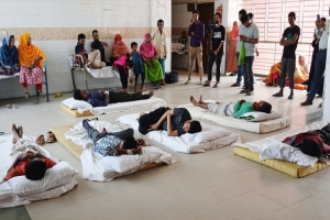 অ জ্ঞা ন অবস্থায় রাস্তায় পড়ে ছিলেন ৬ জন, হাসপাতালে ভর্তি