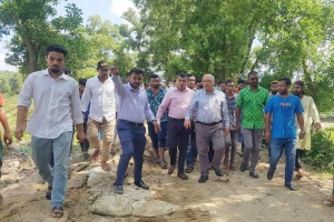 শায়েস্তাগঞ্জে বন্যায় ক্ষতিগ্রস্ত খোয়াই নদীর বাঁধ পরিদর্শনে উপদেষ্টা ফারুক ই আজম