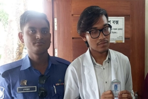 হাসপাতালে ভুয়া ডাক্তার সেজে প্র তা র ণা, যুবক গ্রে প্তা র