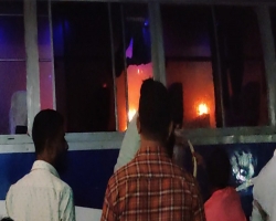 মহাসড়কে পেট্রোল ঢেলে বাসে আগুন