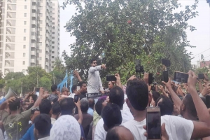 আ ন্দো ল ন স্থগিত করেছেন ইশরাক