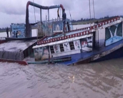 কুশিয়ারায় ড্রেজার দিয়ে চলছে বালু উত্তোলন