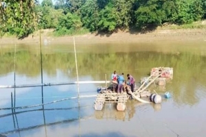 মনু নদীতে অ বৈ ধ বালু উত্তোলনে সাড়ে ৩ লাখ টাকা জ রি মা না