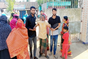 পড়ে যাওয়া বৃদ্ধকে তুলে ভোট দিতে সাহায্য করলেন সালমান খাঁন