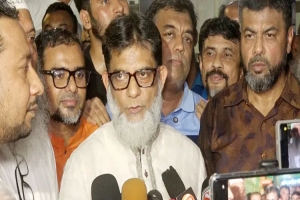 মহানগর এক্সপ্রেসে চড়ে গভীর রাতে ফেনীতে প্রতিমন্ত্রী