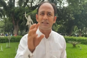 প্রধানমন্ত্রীর ঈদ উপহারের শাড়ি বিতরণ, সমালোচনার মুখে ব্যারিস্টার সুমন