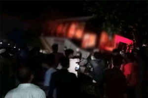 বাসের ধাক্কায় ৬ জন নি হ ত, বাসে আ গু ন