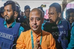 চিন্ময় দাসকে ফের জেলগেটে জি জ্ঞা সা বা দে র নির্দেশ