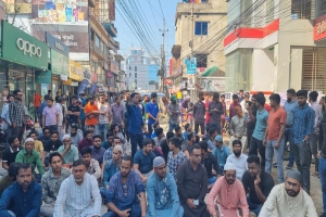 হবিগঞ্জ শহরে ব্যবসায়ীদের টানা ২য় দিনের সড়ক অবরোধ, দ্রুত ব্যবস্থা নেওয়ার আশ্বাস
