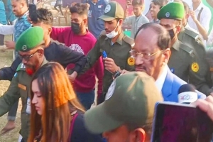 ‘ভুয়া ভুয়া’ স্লোগান: বইমেলা ছাড়লেন মোশতাক-তিশা দম্পতি