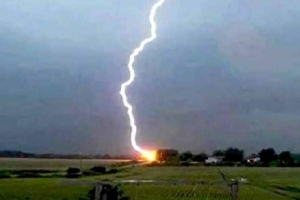 শ্রীমঙ্গলে ব জ্র পাতে আ হ ত ২ জন 
